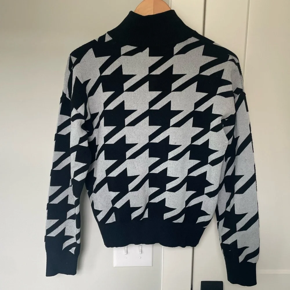 Vigoss Houndstooth Quarter-Zip Cropped Sweater - Size Medium - Black & Grey